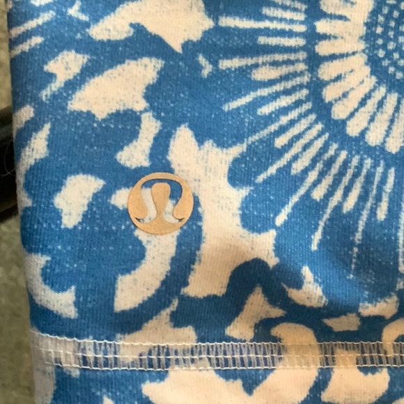 Lululemon blue shorts size 8 - Picture 3 of 4